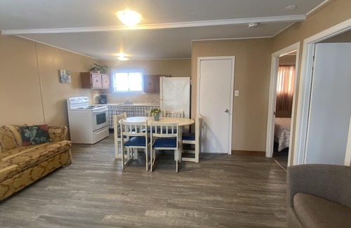 Wasaga Beach Cottage | Wasaga Beach Free Parking Free Wifi 5-min walk to main beach