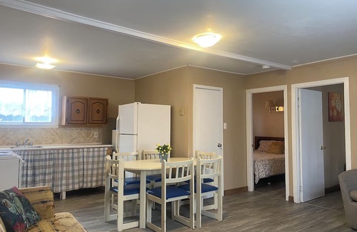 Wasaga Beach Cottage | Wasaga Beach Free Parking Free Wifi 5-min walk to main beach