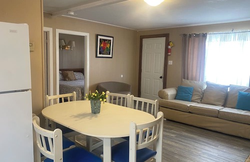 Wasaga Beach Cottage | Wasaga Beach Free Parking Free Wifi 5-min walk to main beach