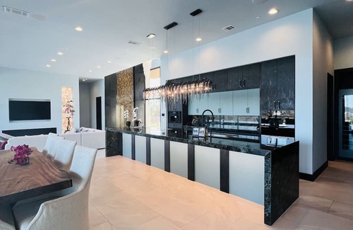 Greenshores House | New Lake Estate: Pickleball, Tennis, Pool on site. Great for SXSW, ACL, F1, Golf