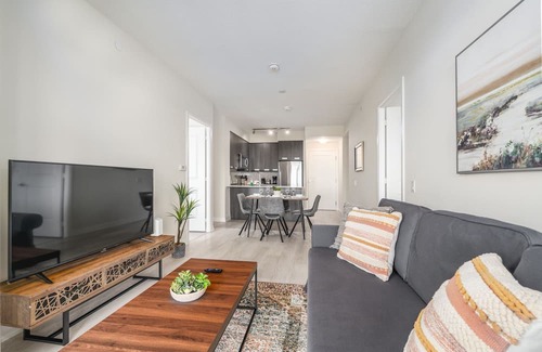 Hurontario Apartment | 2+DEN, 2 BATH, PARKING, HIGH FLOOR WITH VIEW