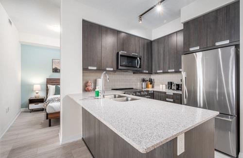 Hurontario Apartment | 2+DEN, 2 BATH, PARKING, HIGH FLOOR WITH VIEW