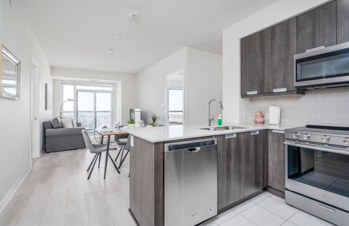 Hurontario Apartment | 2+DEN, 2 BATH, PARKING, HIGH FLOOR WITH VIEW