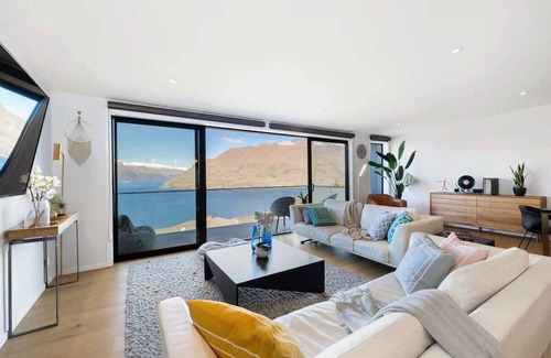 Fernhill House | Luxury Away - Twin Heights-AC-Free Parking-BBQ