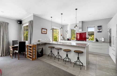 Arrowtown House | Luxury Away - Arrowbrae-Fireplace-Free Parking-BBQ