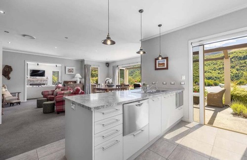 Arrowtown House | Luxury Away - Arrowbrae-Fireplace-Free Parking-BBQ