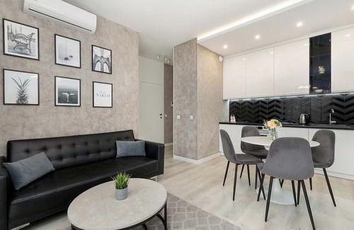 Zaspa Apartment | Hallera 132 Gdansk | Chic Apartment for 4 Guests | Balcony | Parking