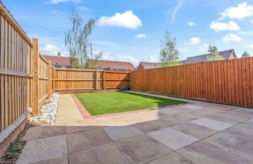 St Neots House | Stylish 4 Bedroom House in St Neots w Free Parking