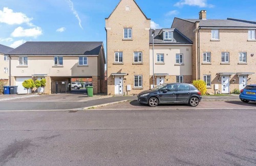 St Neots House | Stylish 4 Bedroom House in St Neots w Free Parking