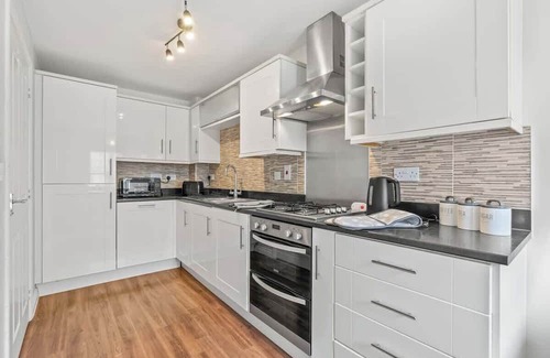 St Neots House | Stylish 4 Bedroom House in St Neots w Free Parking