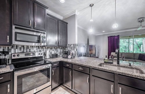 Bearss Plaza House | LUXURIOUS LIVING incl. Pool, Gym, Sauna, Jogging Trails & More