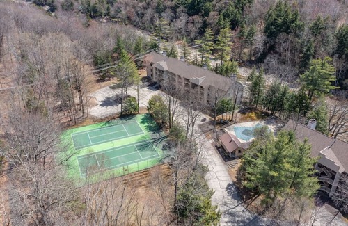 Lincoln Apartment | Riverfront Condo w/Outdoor Pool