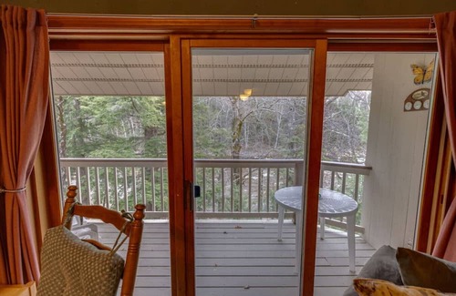Lincoln Apartment | Riverfront Condo w/Outdoor Pool