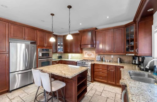 Alderwood House | 4BR - 10 Min to Downtown & Airport - Gym/Pool Table