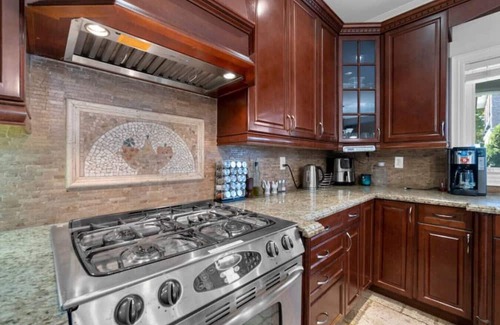 Alderwood House | 4BR - 10 Min to Downtown & Airport - Gym/Pool Table