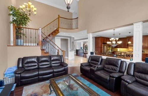 Alderwood House | 4BR - 10 Min to Downtown & Airport - Gym/Pool Table