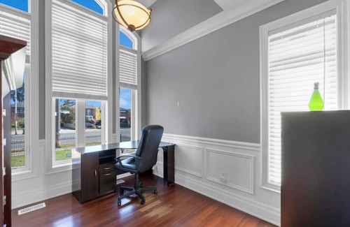 Alderwood House | 4BR - 10 Min to Downtown & Airport - Gym/Pool Table