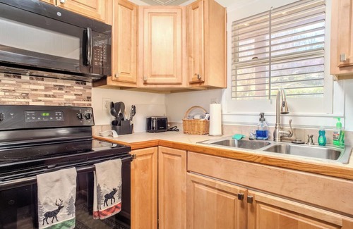 Beech Mountain Condo | Walk to Slopes | Updated 2BR Retreat w/Fireplace & Pet-Friendly