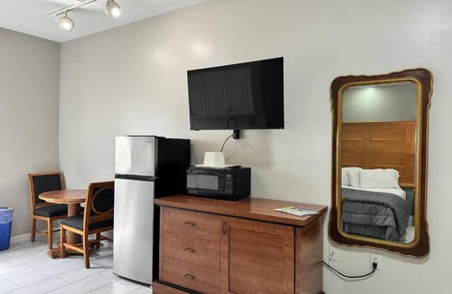 Wildwood Villa | Spacious 4-bedroom villa in awesome Wildwood with WiFi.n All units combine