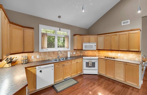 Gravenhurst Cottage | Silver Lake, Muskoka. 400 ft lake frontage. Near Gravenhurst, Dogs allowed