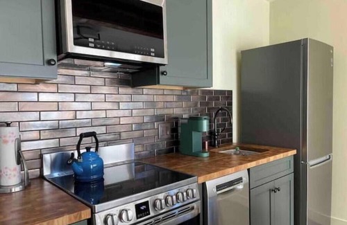 Malibu Apartment | Malibu Mid Century Ocean Breeze Minutes to Beach