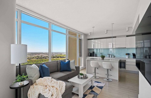 Victoria Park Apartment | Getaway 2BR Suite w/ Views | Steps to Stampede Park