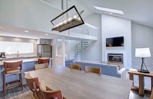 East Stroudsburg Villa | Charming 2-bedroom loft villa in East Stroudsburg with WiFi, fitness room