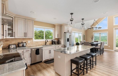 Stanley Ski Chalet | New! Sunset Mountain Retreat