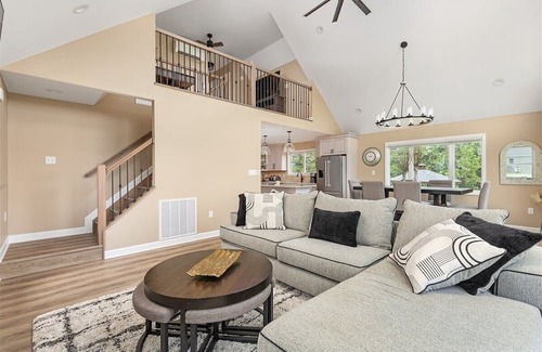 Stanley Ski Chalet | New! Sunset Mountain Retreat