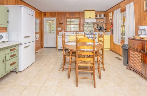 Spring Hill Cottage | Loch Haven on Harris -Vintage Lakefront Cottage on 20 Private Acres w/Pond