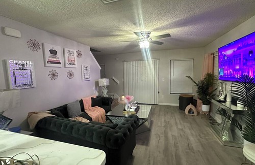Westside House | Cozy room in brilliant Jacksonville with WiFi, AC