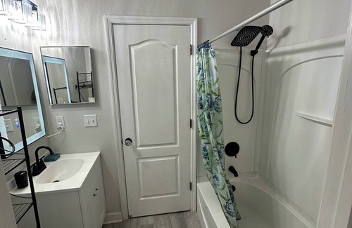 Westside House | Cozy room in brilliant Jacksonville with WiFi, AC