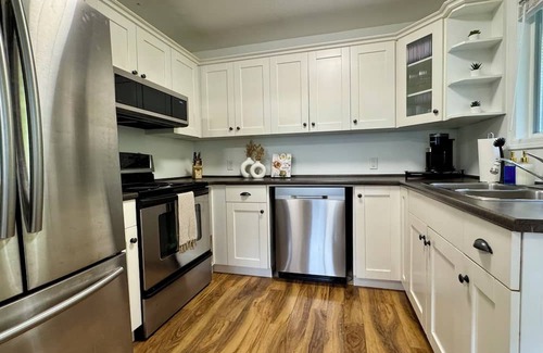 Cultus Lake House | Cultus Lake Blue Beach Bungalow