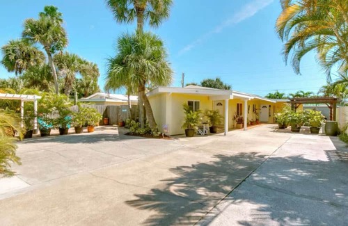 Cocoa Beach House | DolSeaside Serenity at Dolphin Den: Kayaks, Bikes & Beachside Bliss in Cocoa Beachphin Den - Cozy Studio 3 blocks to Beach