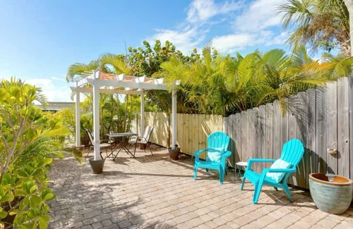 Cocoa Beach House | DolSeaside Serenity at Dolphin Den: Kayaks, Bikes & Beachside Bliss in Cocoa Beachphin Den - Cozy Studio 3 blocks to Beach
