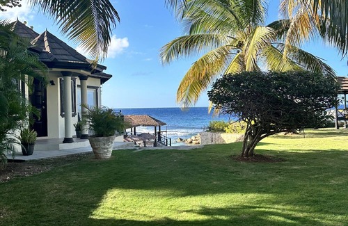Discovery Bay Villa | Hillcrest Villa - Comfort of a Hotel/Privacy of a Home