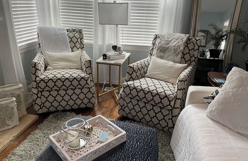 Overland Park House | Bright Coastal Style 2Bdrm Townhome w/free parking