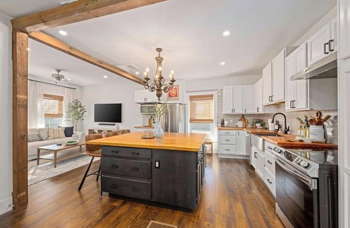North London Apartment | Cozy Luxe Apartment Near Western & St. Joseph’s
