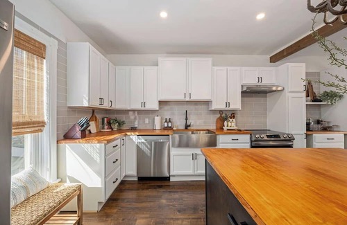 North London Apartment | Cozy Luxe Apartment Near Western & St. Joseph’s
