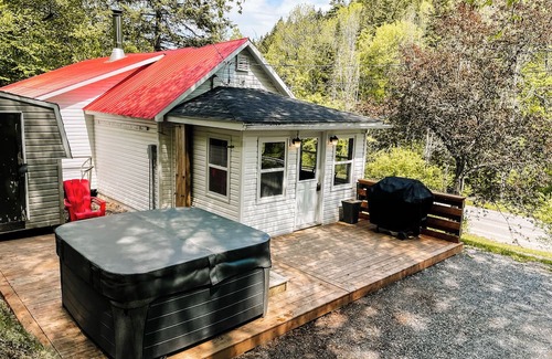 Goshen Cottage | Quiet Fundy Cabin Getaway - Hot Tub Retreat - Dog Friendly Escape - 25k to Fundy