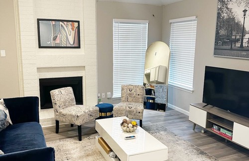 Fort Worth House | Ctrl+Alt +Relax - Cozy Work Stay house with WiFi, AC in Fort Worth