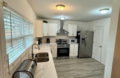 Garland House | 3-bedroom house in lovely Garland with WiFi, AC