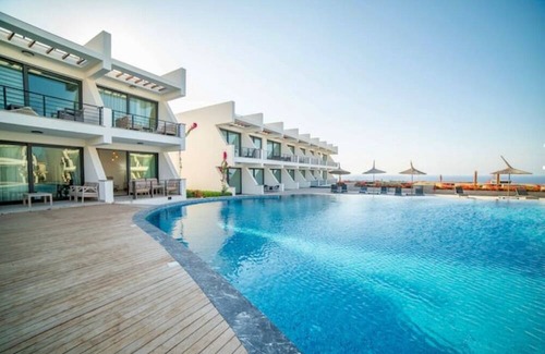 Bahceli Apartment | Modern studio: Relaxation with pool & sea view
