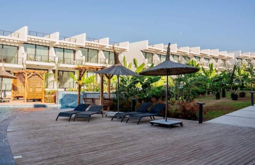 Bahceli Apartment | Modern studio: Relaxation with pool & sea view