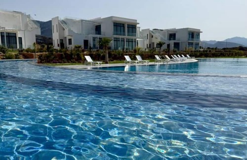 Bahceli Apartment | Modern penthouse in green resort: pool + gym
