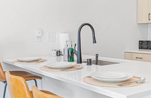 St. Anthony West Apartment | Modern 1BD Near DT & UMN | Gym | Street Parking