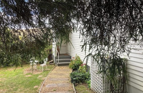 Hamilton Cottage | Charming 2-bedroom cottage in Hamilton - Library Cottage