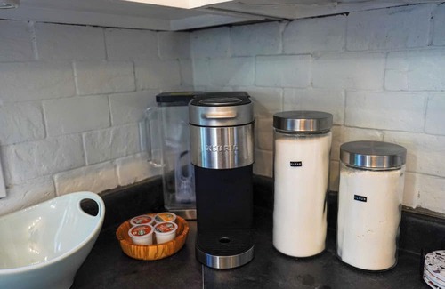 Plymouth House | Charming 2-bedroom house in Beautiful Downtown Plymouth - Wifi, washer/dryer