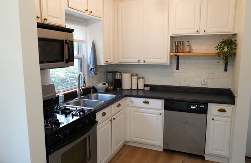Plymouth House | Charming 2-bedroom house in Beautiful Downtown Plymouth - Wifi, washer/dryer
