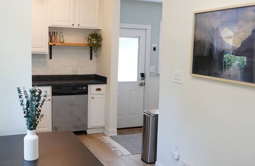 Plymouth House | Charming 2-bedroom house in Beautiful Downtown Plymouth - Wifi, washer/dryer